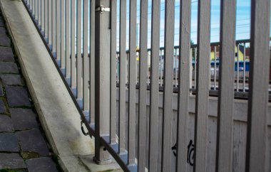 Alt geçitte metal parmaklıklar var.