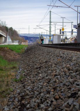 Demiryolunda betondan yapılmış evler bekliyor.