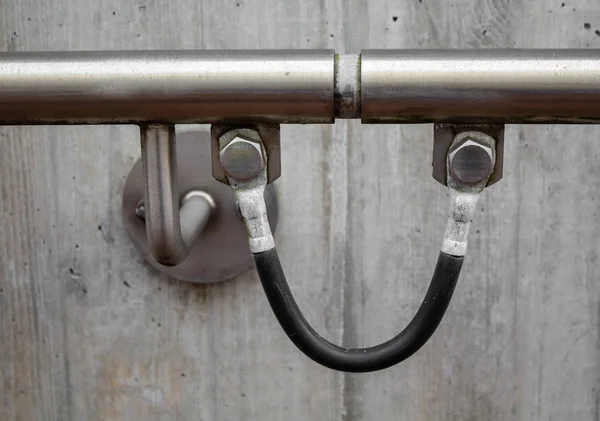 Grounding cable on the bridge railing — 스톡 사진