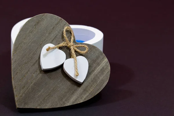 Natural wooden lid with two white hearts on sisal run — Stock Photo, Image