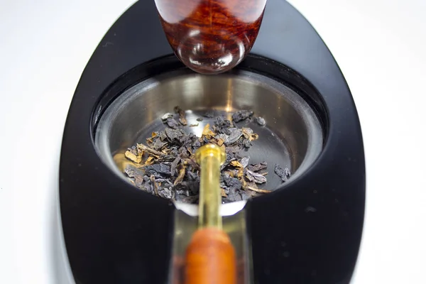 Fresh tobacco in ashtray with pipe stopper and pipe — ストック写真