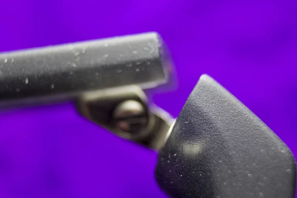 Imagem macro de uma moldura de espetáculo com fundo violeta — Fotografia de Stock