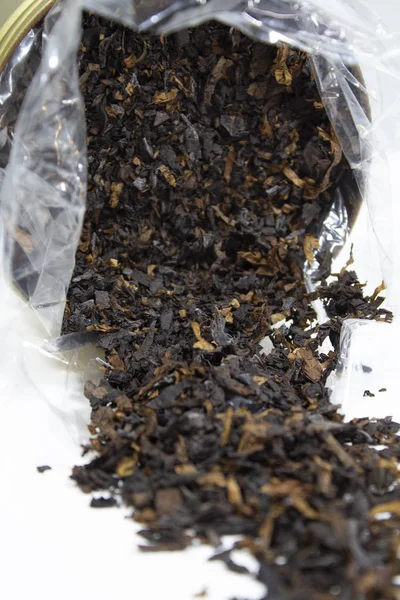Трубный табак, свежевылитый из банки — стоковое фото