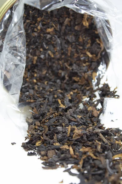 Tabaco de pipa recién vertido de la lata —  Fotos de Stock