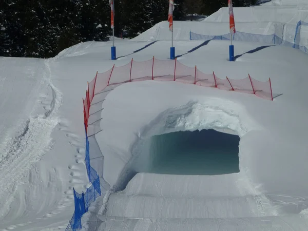 Piste Ski Passionnante Travers Tunnel Construit — Photo