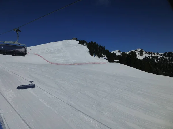 リフトからスキー場の斜面を見上げ — ストック写真