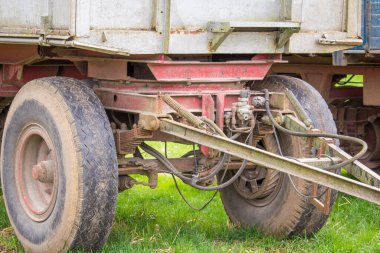 Eski bir tarımsal karavanın lastiği.