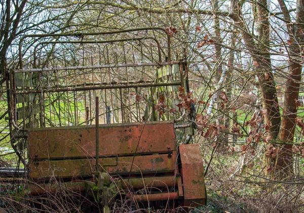 Oude Trailer Voor Hooi Naast Schuur Begroeid Met Mos — Stockfoto