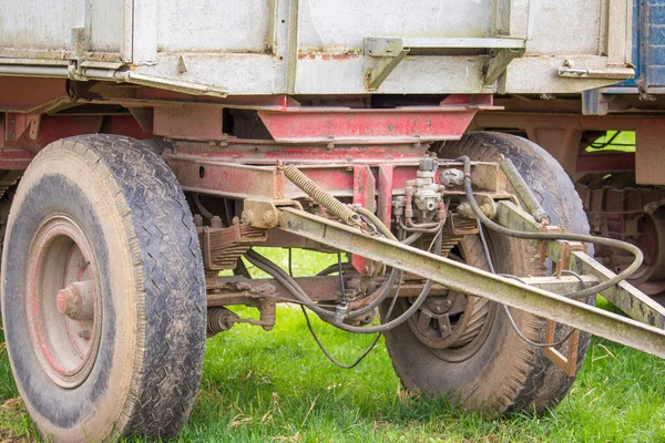 Alter Reifen Eines Landwirtschaftlichen Anhängers Mit Rissen — Stockfoto