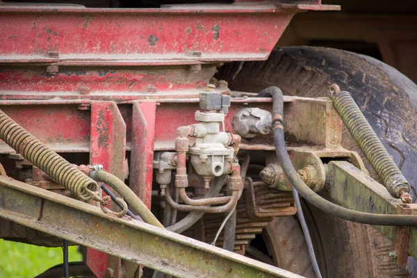 固定框架的农用拖车生锈的螺丝 — 图库照片
