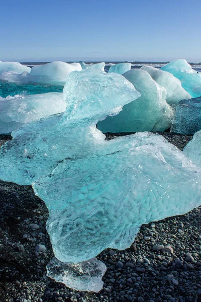 冰原海岸黑色卵石海滩上的冰原 — 图库照片