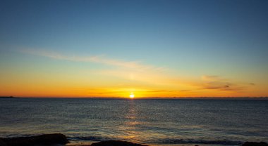 İzlanda 'da günbatımı ile sakin deniz