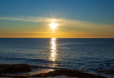 İzlanda 'da günbatımı ile sakin deniz