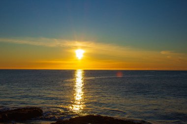 İzlanda 'da günbatımı ile sakin deniz