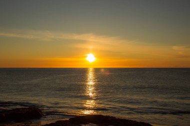İzlanda 'da günbatımı ile sakin deniz