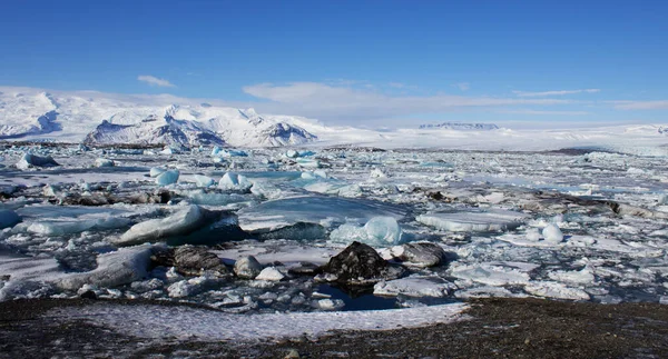 海に浮かぶ氷山の小さな残骸です — ストック写真