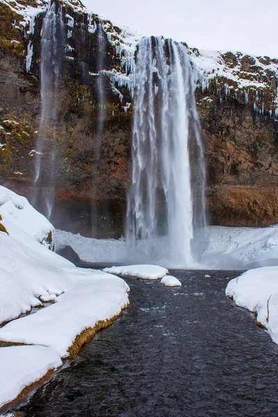 滝はアイスランドの荒野の地面に落ち — ストック写真