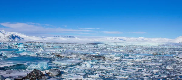 小さな氷山や氷がアイスランドの近くの海に浮かんでいます — ストック写真