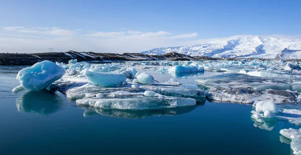 小さな氷山や氷がアイスランドの近くの海に浮かんでいます — ストック写真