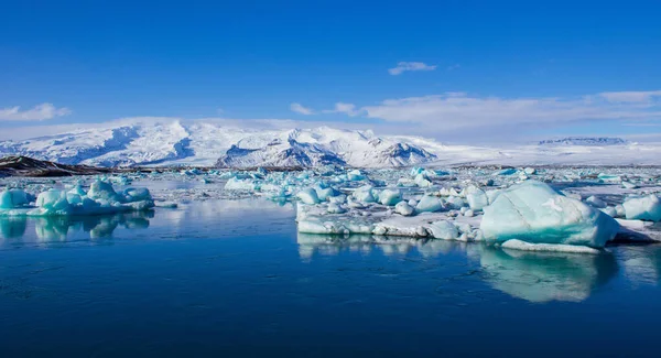 小さな氷山や氷がアイスランドの近くの海に浮かんでいます — ストック写真