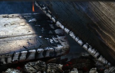 Izgarada yakacak odun ve alevler çılgınca yanıyor.