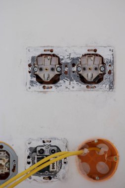 Duvar kağıdı çıkarıldıktan kısa bir süre sonra kapağı olmayan prizler.