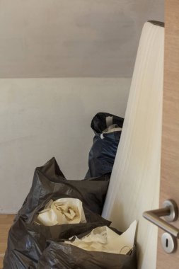 Duvar kağıdı kalıntılarıyla dolu çöp torbaları.,