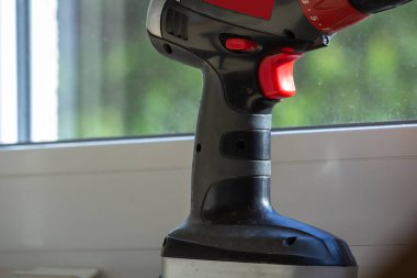 Pencerenin önündeki kablosuz tornavidayı çalıştırmak