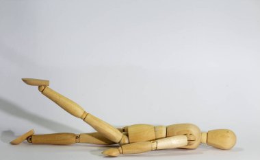 Yoga egzersizi sırasında tahta bebek Ansanas, yarım çekirge Shalabhasana, beyaz arka plana karşı.