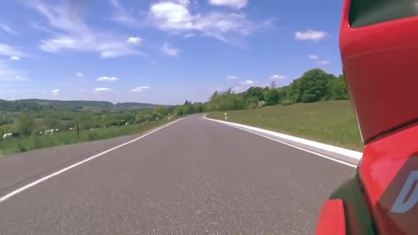 Med motorcykeln på en ensam landsväg och klarblå himmel — Stockvideo