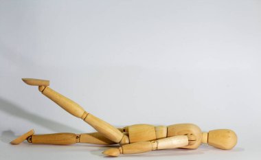 Yoga egzersizi sırasında tahta bebek Ansanas, yarım çekirge Shalabhasana, beyaz arka plana karşı.