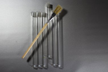 Fırça, renk örneği olarak kullanılacak olan test tüplerinde bulunur.
