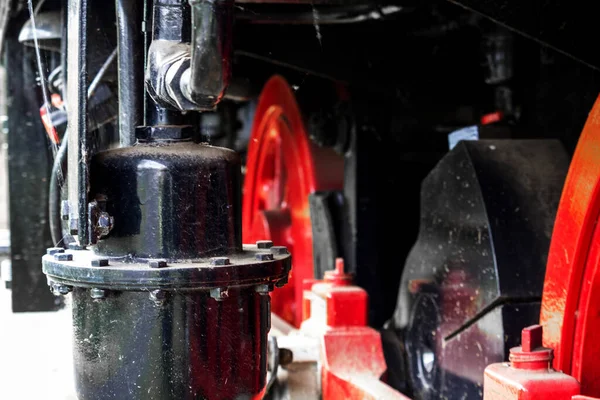 Eski Bir Şunting Motoru Üzerinde Siyah Konteynır — Stok fotoğraf