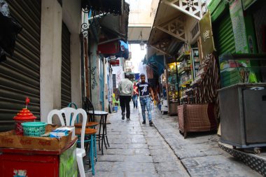 Tunius, Medina Altstadt 'ta, alışveriş yapıyor ve güzel dükkanlara bakıyor.