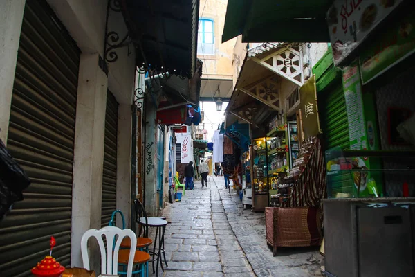 Tunius, Medina Altstadt 'ta, alışveriş yapıyor ve güzel dükkanlara bakıyor.