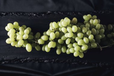 Siyah bir zemin üzerine beyaz üzüm