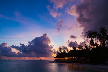 Maldivler adasında Güzel Günbatımı