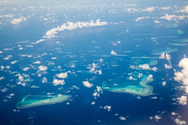 Maldivler adası ve gökyüzü manzaralı bulutlar.