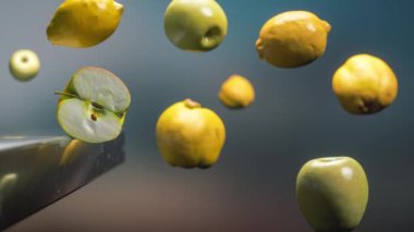 Yavaş çekimde düşen elma ve limonlarla video