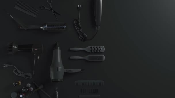 Набор Профессиональных Парикмахерских Инструментов Чёрном Фоне Вид Сверху Реальная Трехмерность — стоковое видео