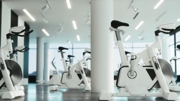 现代化的健身房室内与各种设备 — 图库视频影像