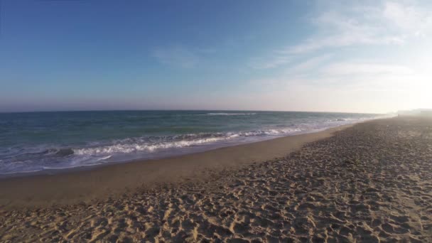 Καλοκαιρινή Φύση Ηλιοβασίλεμα Στην Παραλία Θαλάσσια Ακτή Αργή Κίνηση Κύματα — Αρχείο Βίντεο
