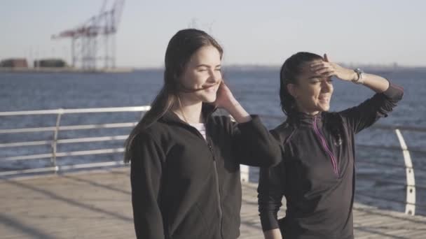 Két Fiatal Lány Sétány Előtt Napnyugtakor Két Barátnő Mosolyog Napon — Stock videók