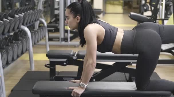 Ragazza Che Kick Back Sulla Panchina Palestra — Video Stock