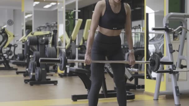 Chica Fitness Haciendo Deadlift Con Una Barra — Vídeo de stock