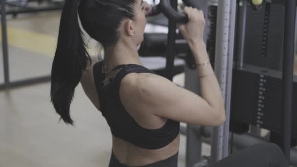 Train Filles Dans Salle Gym Blocs Levage Sur Machine Rack — Video