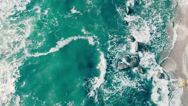 Big Waves Rolling Aerial Top View Waves Break Rocks — Stock Video