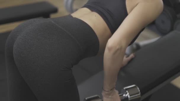 Joven Mujer Fitness Haciendo Ejercicio Fila Doblado Sobre Pesa Gimnasio — Vídeo de stock