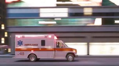 Ambulans şehrin içinden geçiyor. Ambulans geceleri ışıklar yanıp sönerken caddede ilerliyor. Ambulans cadde boyunca gidiyor. 3d görselleştirme.