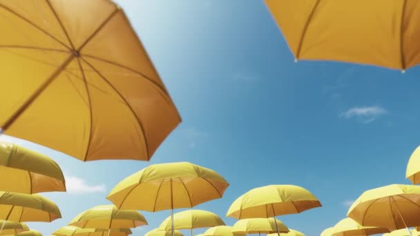 Gele Strandparasols Een Achtergrond Van Blauwe Lucht — Stockvideo